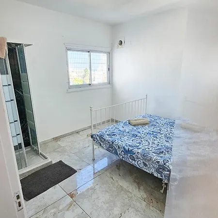 Διαμέρισμα Rooms, 500m To Marina Λάρνακα
